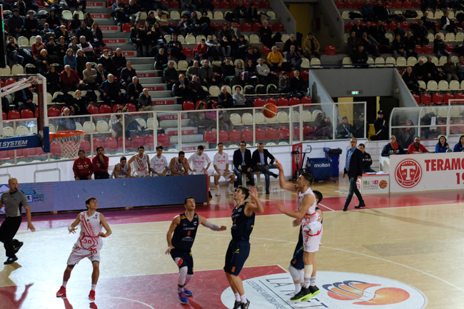 Basket, Teramo vince il derby con il Giulianova 70 a 62
