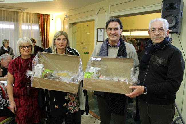 BurracoAil 2018, i vincitori tra Katia Tini a sx e il presidente Cappuccilli a dx