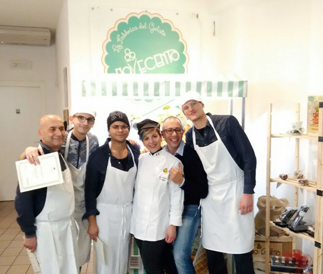 Foto di gruppo con gli allievi del corso la mastra Ida Di Biaggio