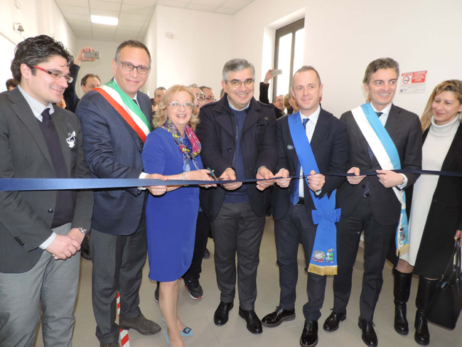Foto-taglio-del-nastro-inaugurazione-Alberghiero-De-Cecco