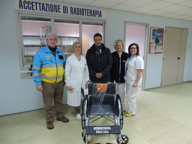 Foto-consegna-sedia-a-rotelle