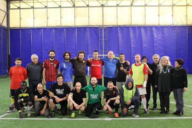 Torneo-di-calcetto-al-Britti,-i-partecipanti-con-l'assessore-Allegrino-e-alcuni-volontari