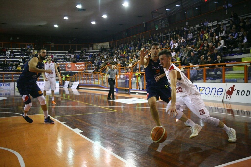 L'Amatori Pescara supera nel derby Giulianova (70-56)