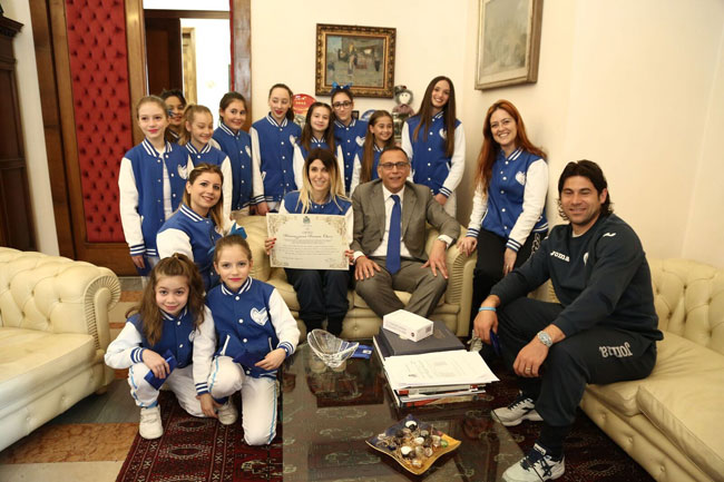 Palazzo di Città con compagini sportive dell'atletica