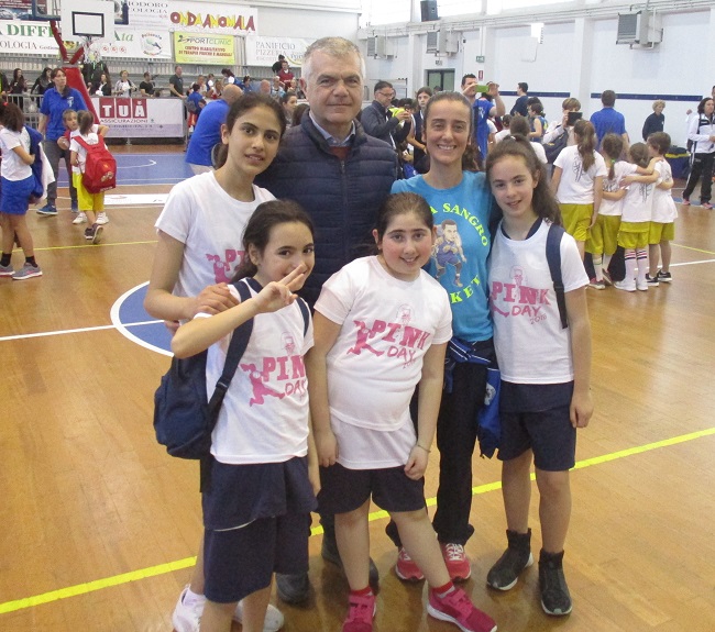 il presidente del comitaro regionale Abruzzo Francesco di Girolamo con le atlete della Nuova Sangro basket