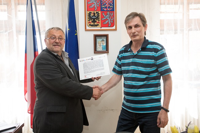 da sx sindaco Miroslav Rožnovskýdi Hrusovany e il pronipote Radek Novak