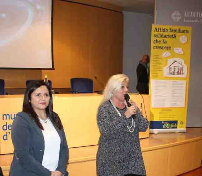 L'assessore Allegrino a dx con l'assistente sociale Liviana Leone a un incontro sull'affido