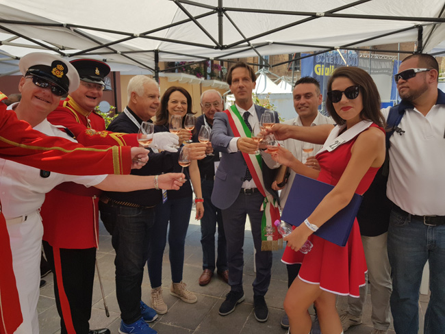 brindisi con majorettes