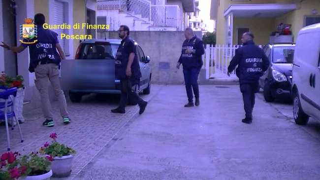Pescara estorsione eseguite cinque misure cautelari