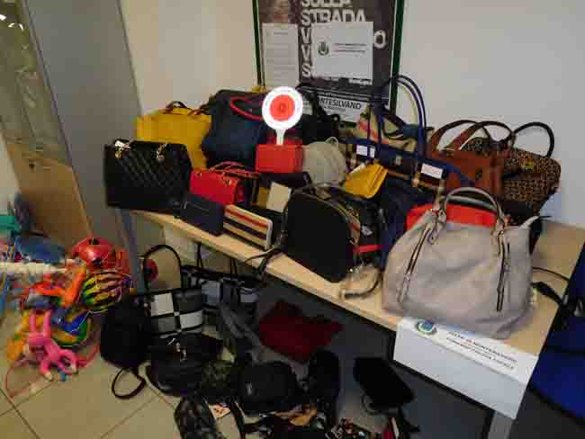 Montesilvano lotta commercio abusivo sequestrati borse giocattoli