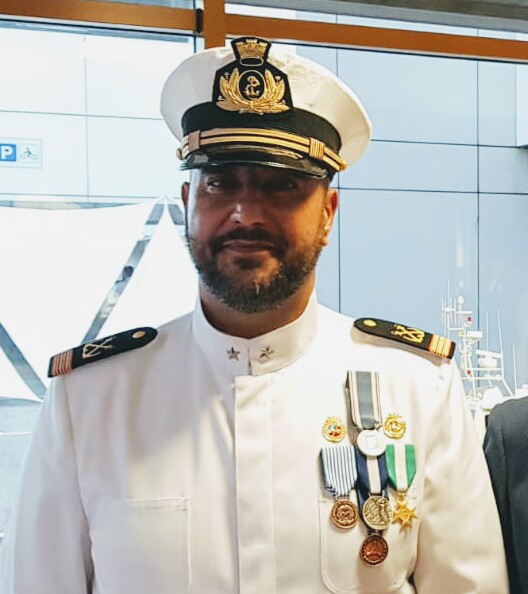 Il Maresciallo Sebastio decorato con Medaglia d'Argento al Valore di Marina