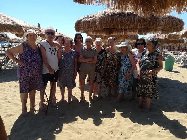 Giornata mare ospiti casa di riposo Caprara