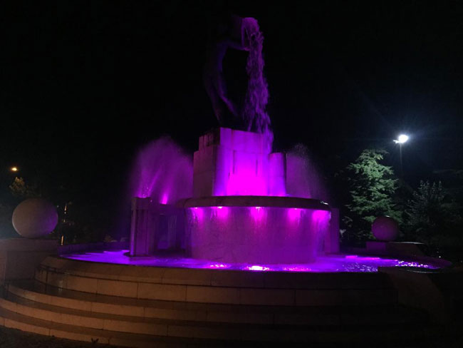 fontana luminosa veste viola