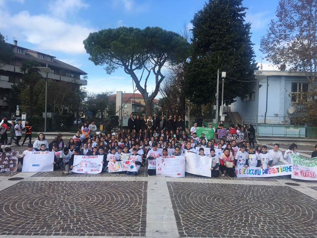 San Giovanni Teatino, flash mob con gli alunni delle scuole