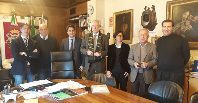 foto sottoscrizione ing. Intorbida, ass. Colantonio, ing Rivera, ass. Di Felice, dott.ssa Labbadia, ing. Rampini, dott. Villani