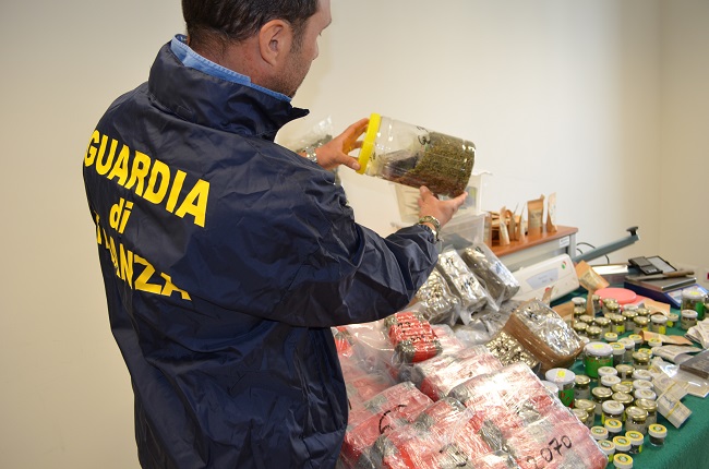 GdF, Pescara: sequestrati 36 kg di droga nei capapa store