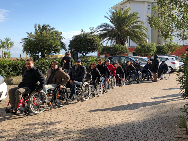 Silvi, passeggiata empatica in carrozzina per sindaco e consiglieri