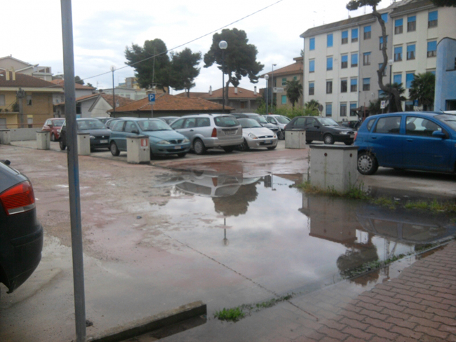 parcheggio via XXIV Maggio davanti Carabinieri