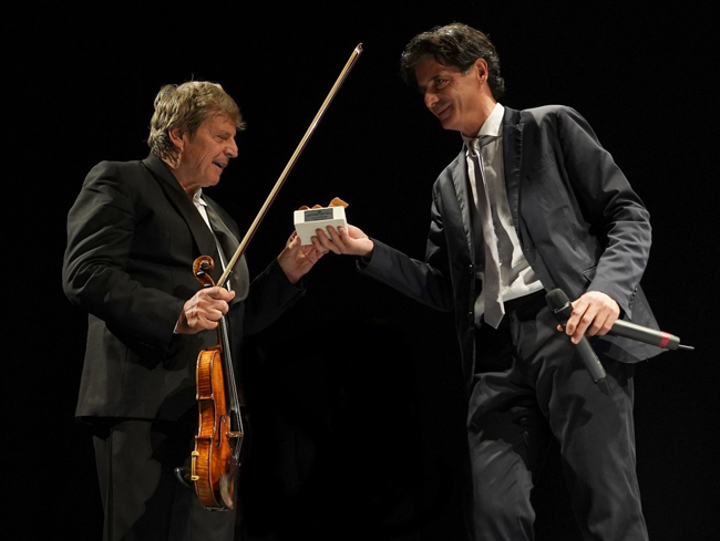 premiazione maestro Uto Ughi