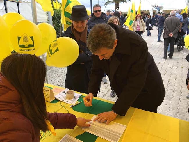 Marsilio firma petizione