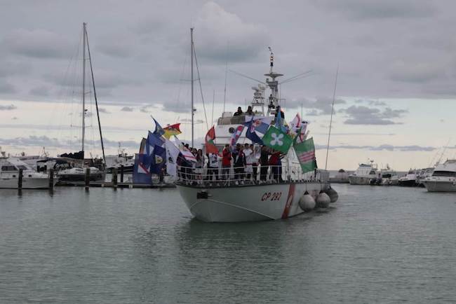 bandiere all'attracco