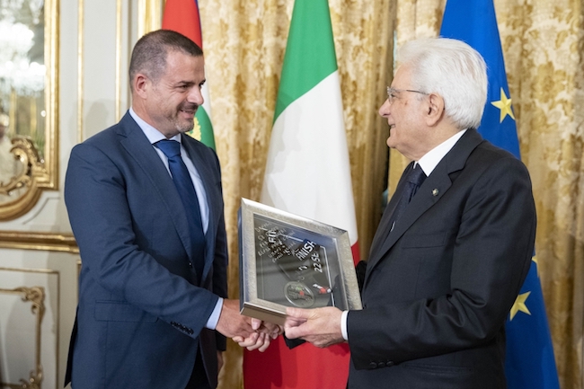Ail, il Presidente Mattarella riceve la medaglia da Antonio Oro