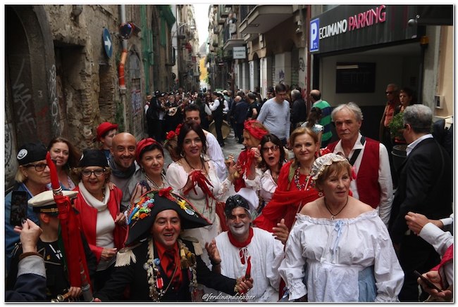 I Pulcinella abruzzesi a Napoli per ‘O Ghinnéss’