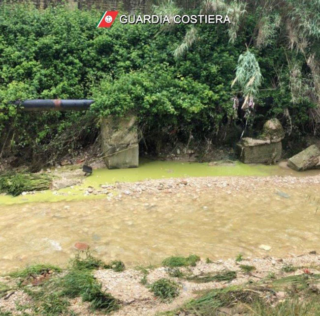 Val Vibrata, acque nere scaricate nel fiume