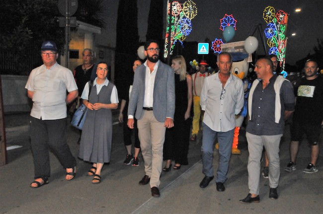 arrivo in piazza don nino, suor orietta-sindaco antonio romano, paolo giovannoli, componenti giunta