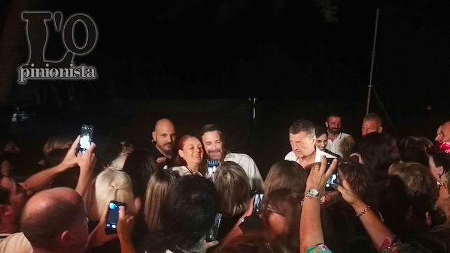 Raul Bova selfie fans