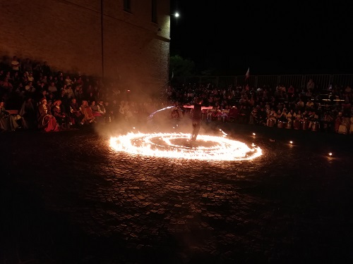 Toi Hai. danza del fuoco