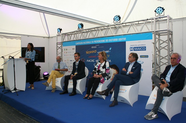 Nonno ascoltami: controlli dell'udito gratuiti dell'udito in piazza a Pescara