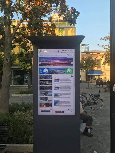 totem multimediale installato in piazza Fosse Ardeatine
