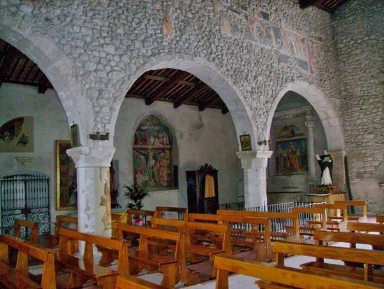 chiesa interno Assergi
