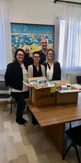 La consegna dei libri alla Scuola