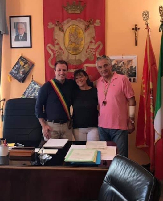 Il sindaco Jwan Costantini con Ambra Di Pietro ed Egidio Casati del Colibrì Onlus