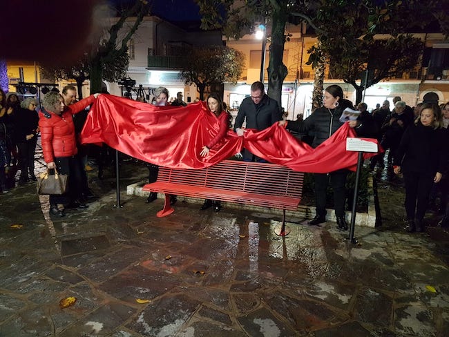 Inaugurazione panchina rossa