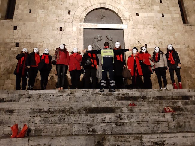 manifestazione contro violenza donne teramo