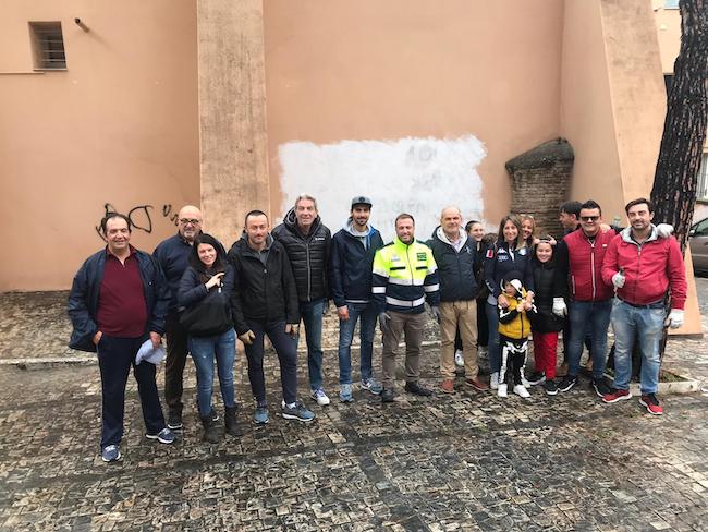 Sindaco, amministratori e cittadini in Via della rocca