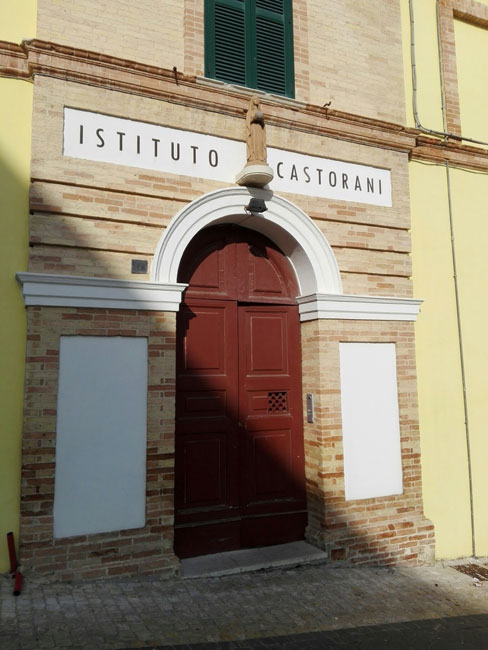 foto esterno castorani oggi