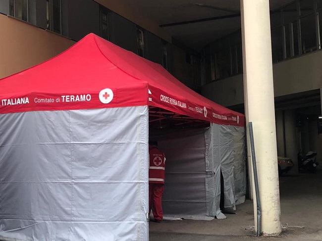 Teramo, la Croce Rossa monta tenda per gli Operatori del 118