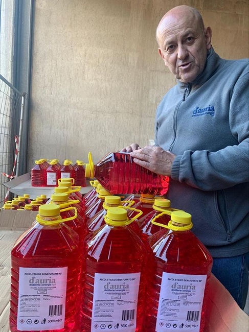 Coronavirus, Ortona, l'azienda D'Auria dona taniche di alcol