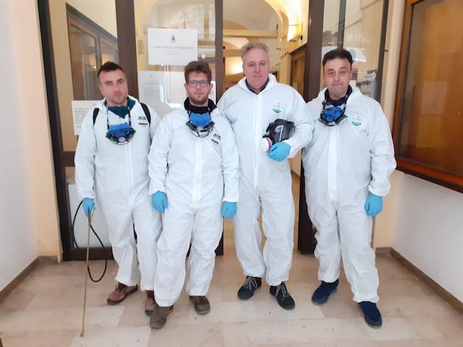 operai sanificazione lavoro