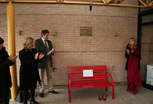 panchina silone antiviolenza