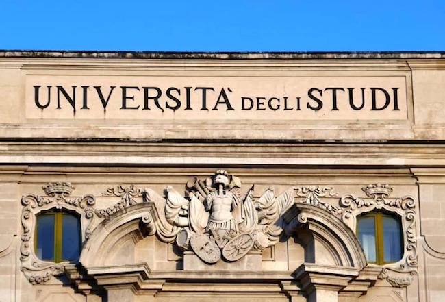 università