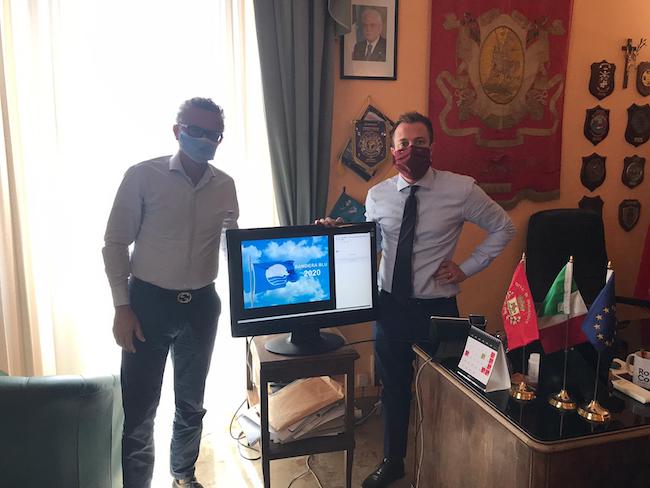 Il sindaco Costantini e l'assessore Di Carlo alla cerimonia di consgena simbolica organizzata dalla FEE