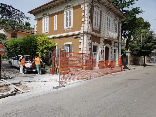 sistemazione marciapiedi via gramsci