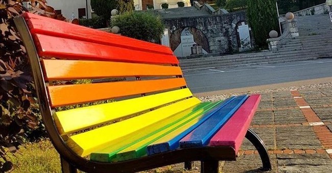 panchina arcobaleno