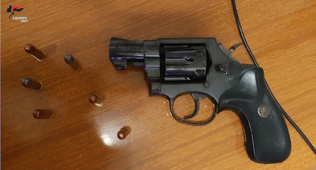 revolver sequestrato