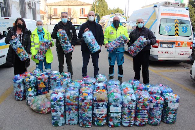 consegna tappi con sindaco masci